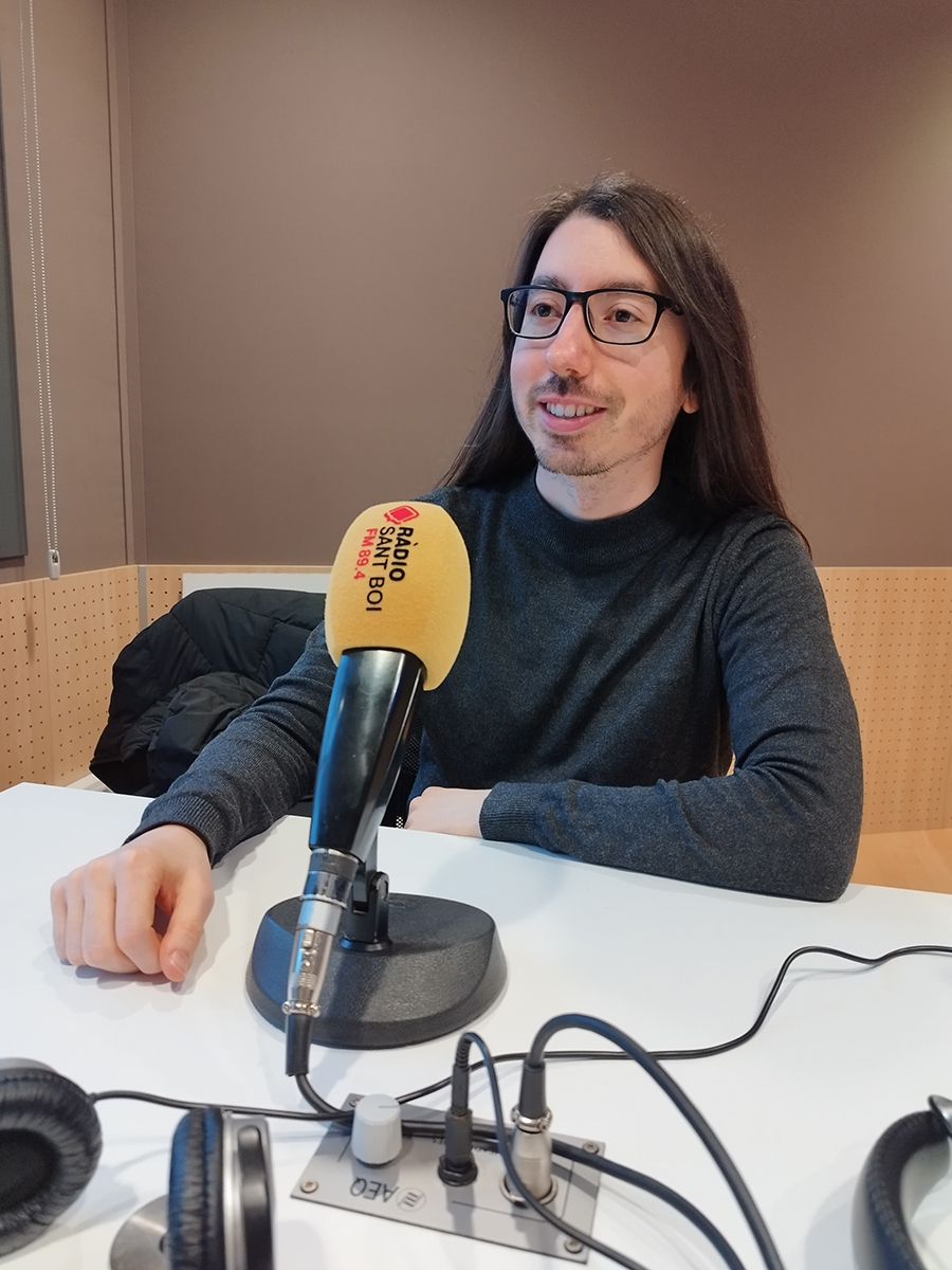 Guinxu siendo entrevistado en Radio Sant Boi. guinxu entrevista radio